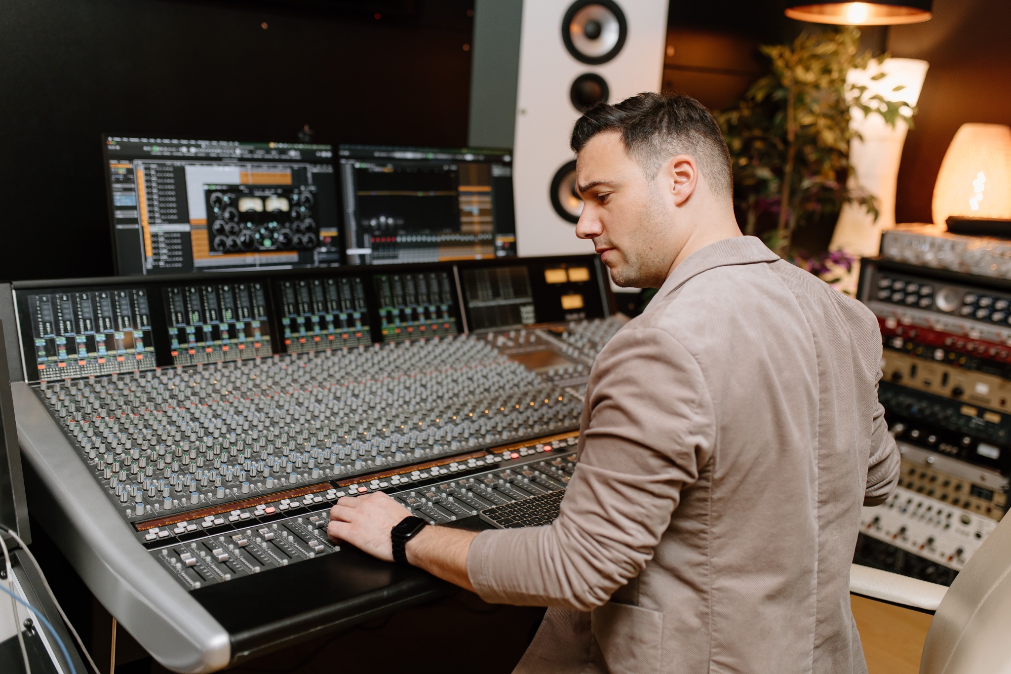 Wolfgang Vrecar bei der Arbeit im Tonstudio